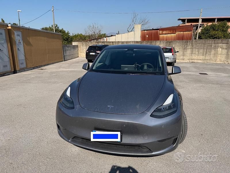 Usata Tesla Model Y 178 kW (243 CV) 2024 Grigio SUV