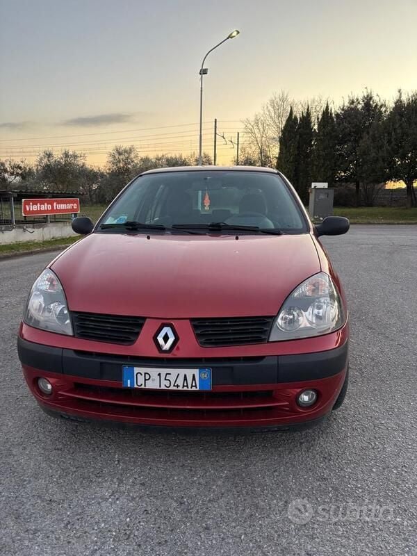 Usata Renault Clio II Dynamique 65 CV (47 kW) 2004 Rosso Berlina