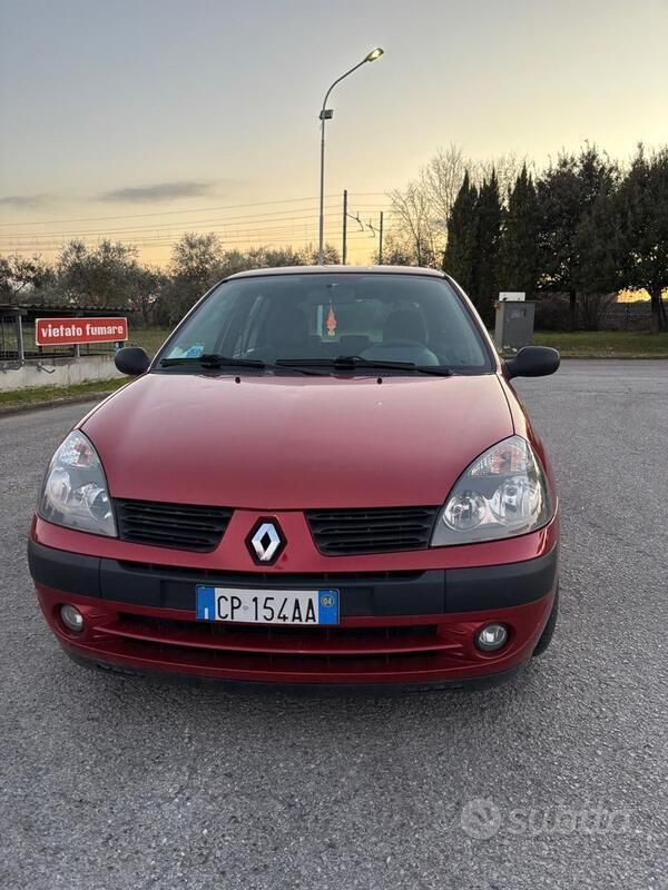 Rosso Usata 2004 Renault Clio II Dynamique Tre volumi | 500 € (Ottimo prezzo) - Immagine 1/4