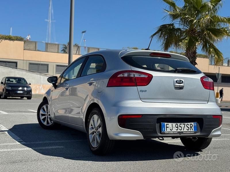 Usata Kia Rio 84 CV (61 kW) 2017 Grigio Berlina