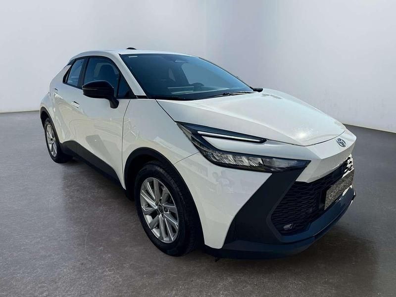 Usata Toyota C-HR Active 140 CV (102 kW) 2024 Bianco SUV