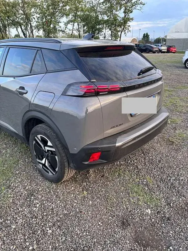 Usata Peugeot 2008 Allure 101 CV (74 kW) 2024 Grigio SUV