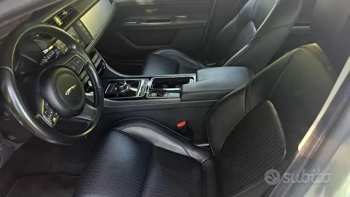 Usata Jaguar XF 179 CV (131 kW) 2017 Grigio Berlina