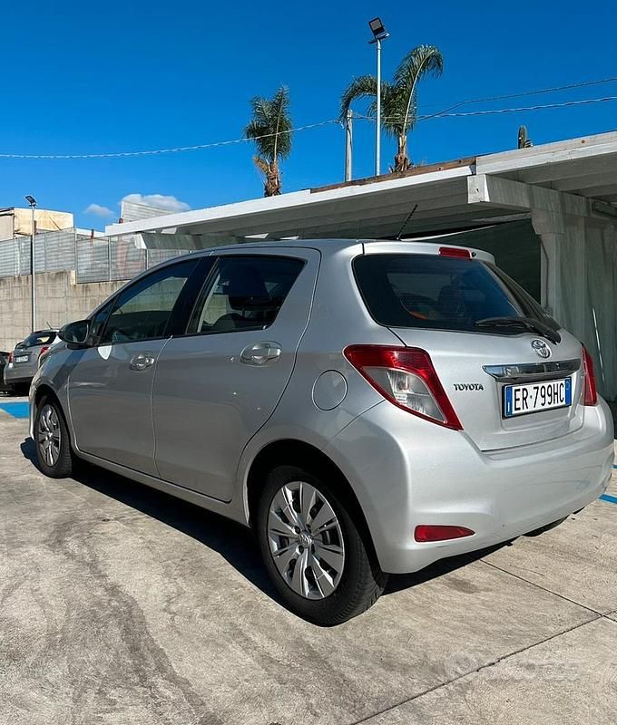 Usata Toyota Yaris 90 CV (66 kW) 2013 Grigio Berlina