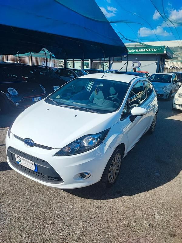 Usata Ford Fiesta Titanium 96 CV (70 kW) 2012 Bianco Utilitaria