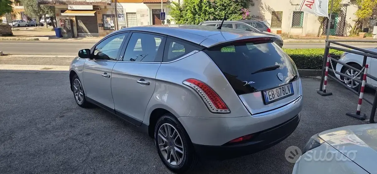 Usata Lancia Delta 120 CV (88 kW) 2010 Grigio Utilitaria