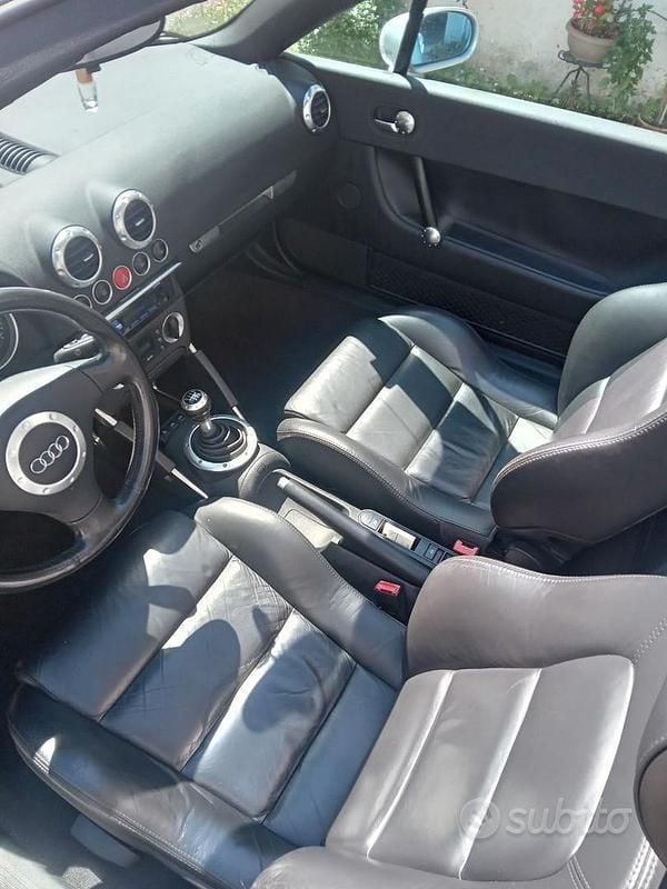 Usata Audi TT Roadster 179 CV (131 kW) 2002 Argento Cabrio