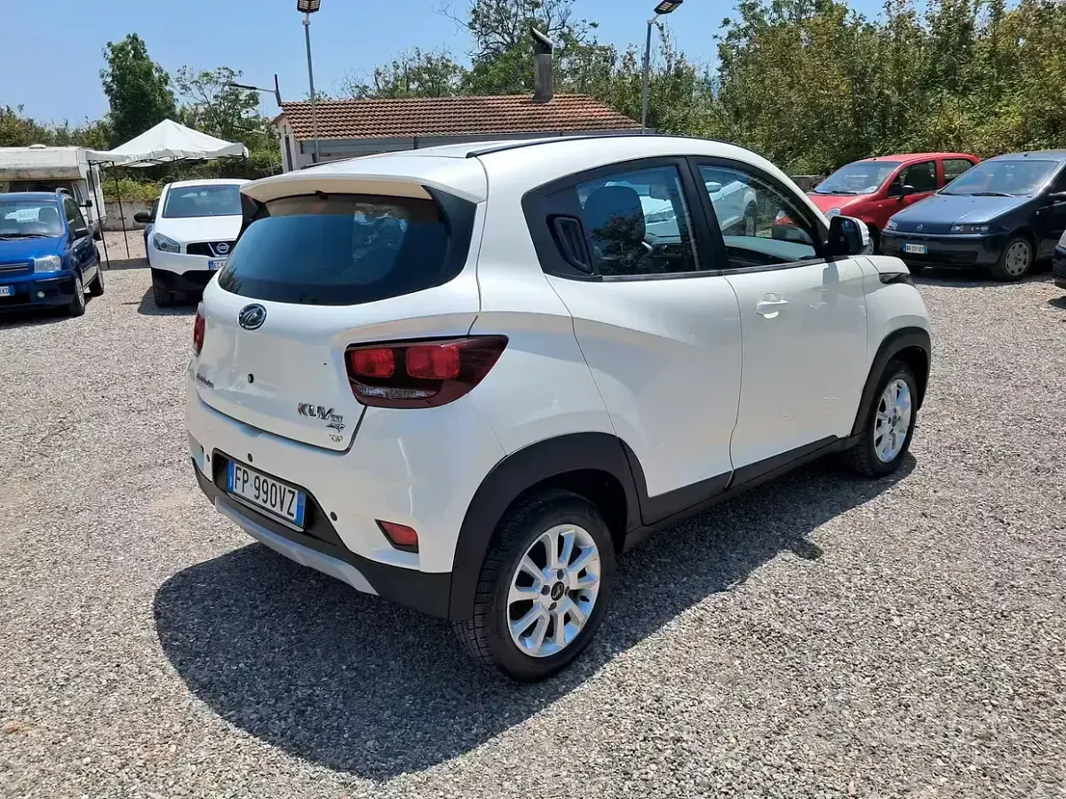 Usata Mahindra KUV100 83 CV (61 kW) 2018 Bianco SUV