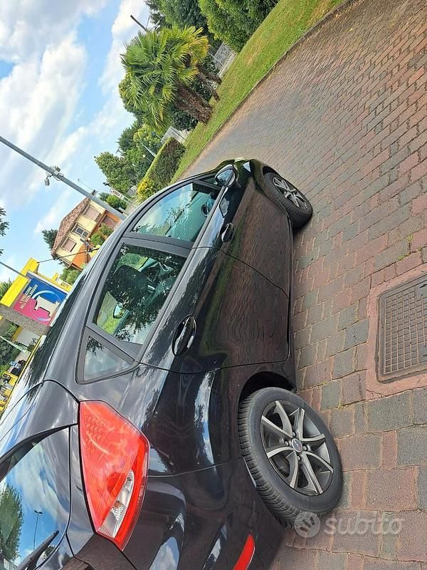 Usata Ford Fiesta 97 CV (71 kW) 2010 Nero Utilitaria