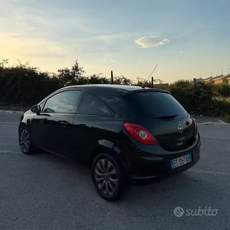 Usata Opel Corsa 85 CV (62 kW) 2010 Nero Utilitaria