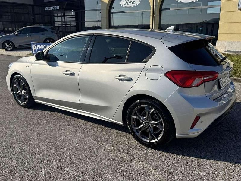 Usata Ford Focus ST-Line 125 CV (91 kW) 2021 Moondust silver Berlina