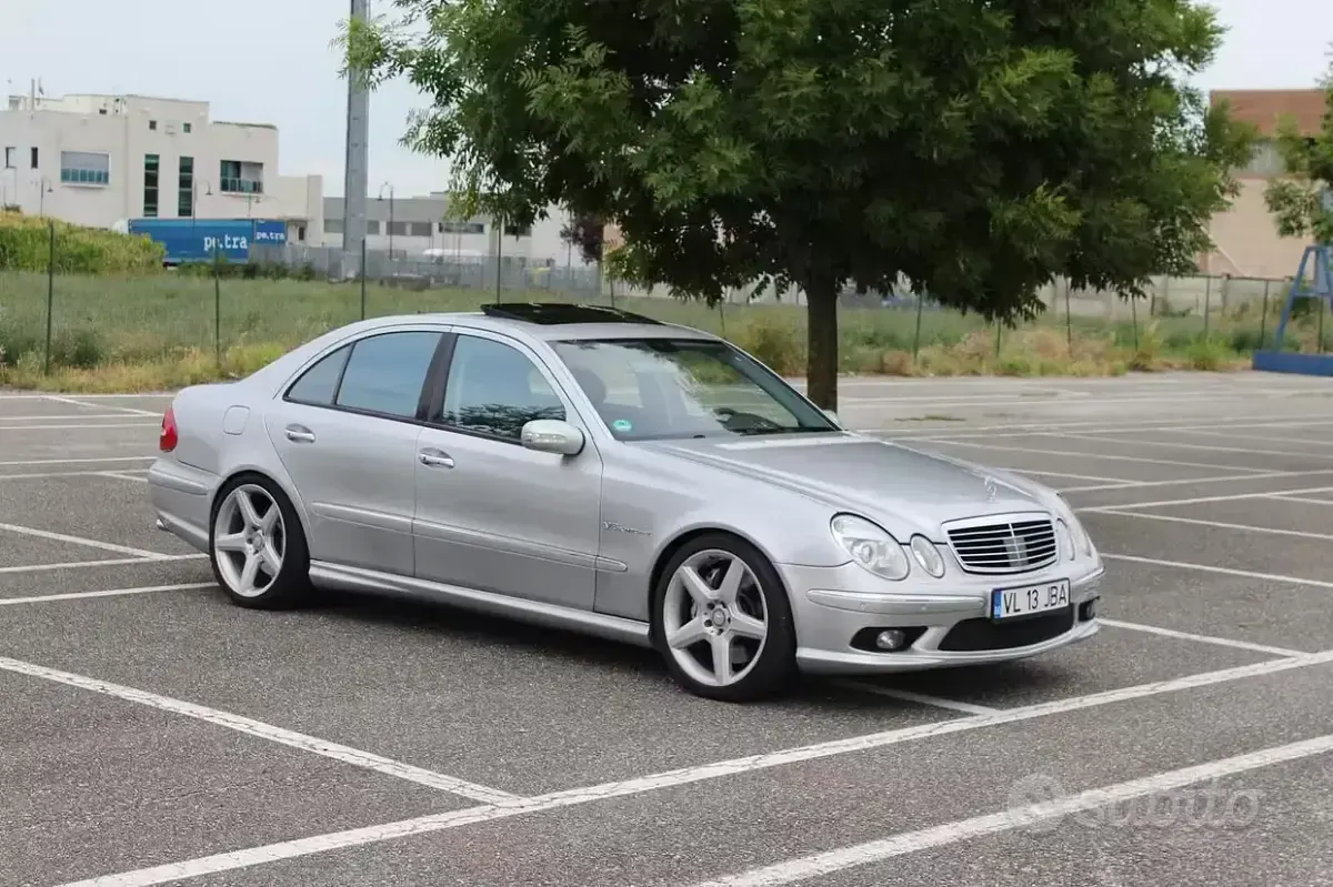 Usata Mercedes E55 AMG AMG 476 CV (350 kW) 2002 Grigio Berlina