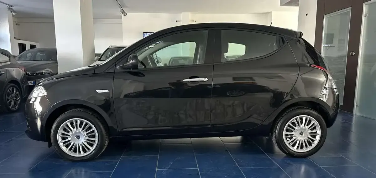 Usata Lancia Ypsilon Silver 69 CV (50 kW) 2023 Grigio Utilitaria