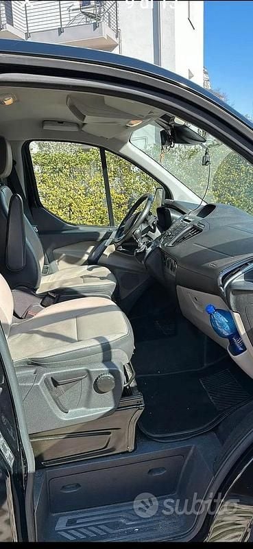 Begagnad Ford Tourneo 2015 Svart Sedan