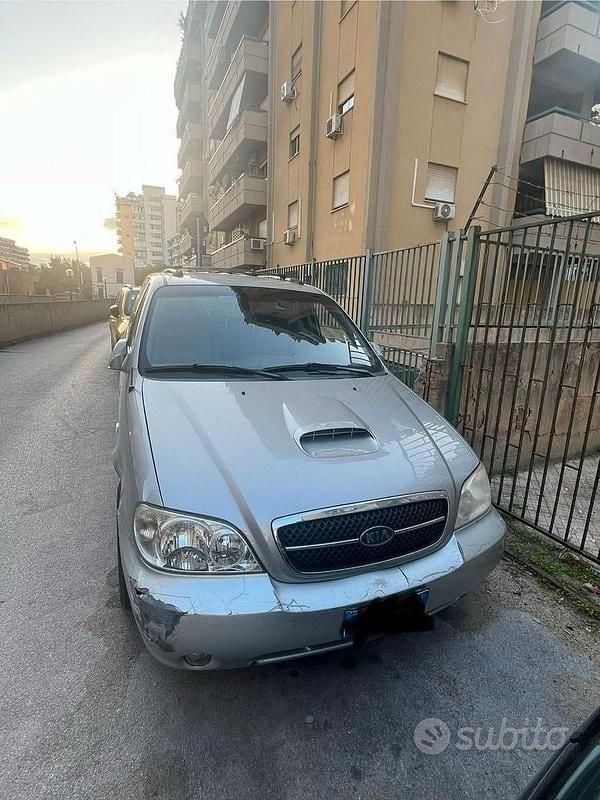 Usado Kia Carnival 145 CV (106 kW) 2004 Gris Monovolumen