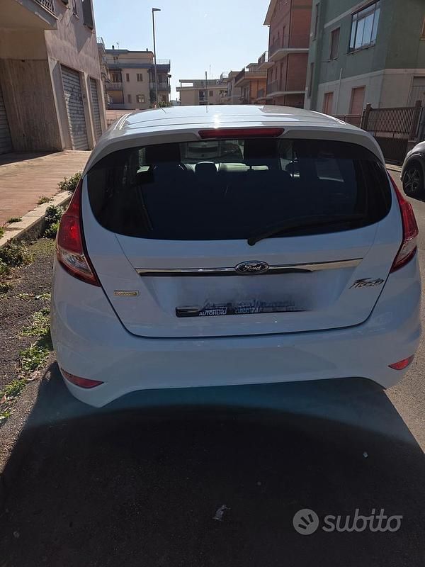 Usata Ford Fiesta 100 CV (73 kW) 2014 Bianco Berlina