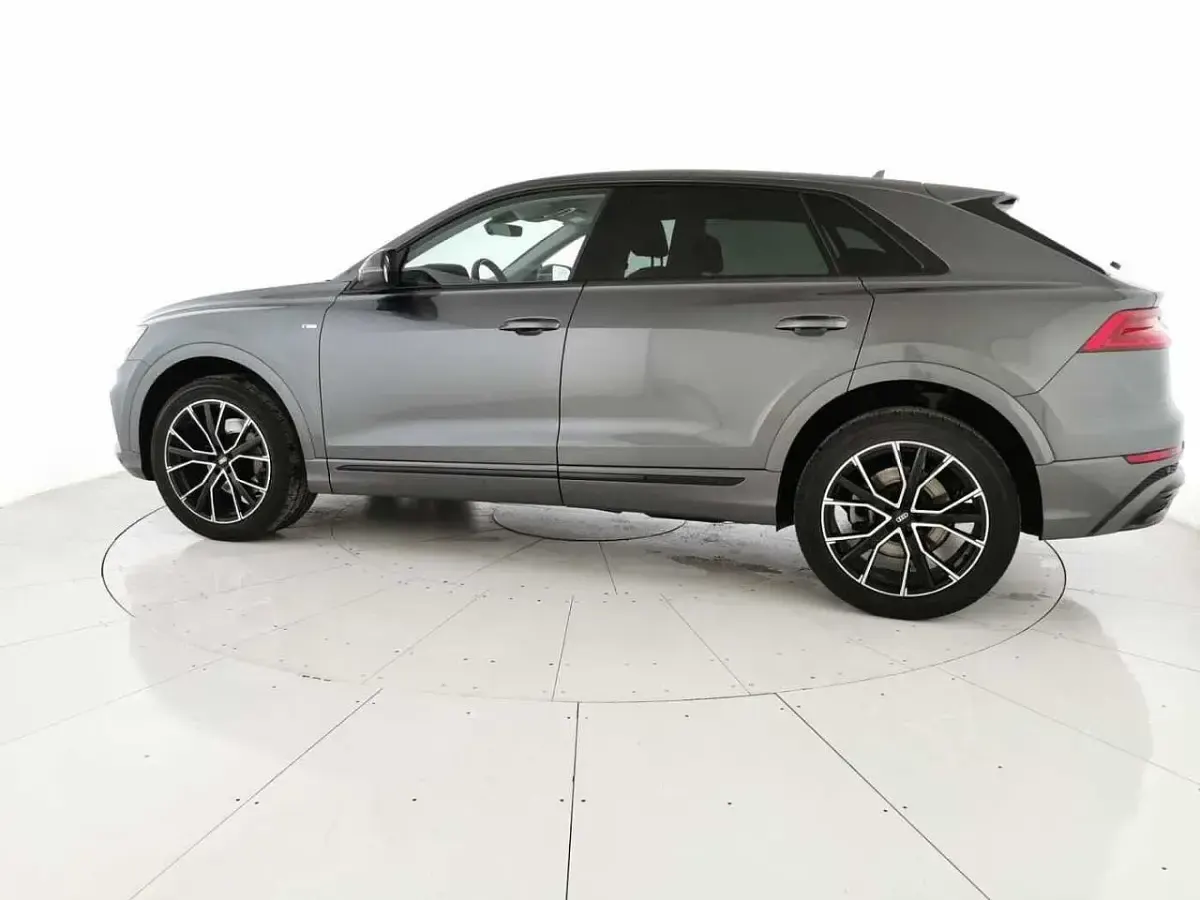Usata Audi Q8 Sport 231 CV (169 kW) 2021 Grigio daytona perla SUV
