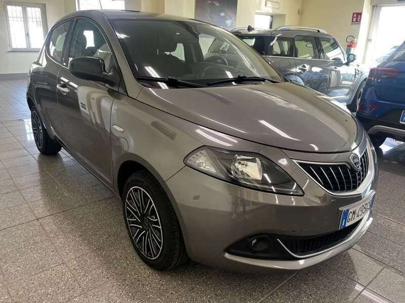 Usata Lancia Ypsilon Silver 69 CV (50 kW) 2022 Grigio scuro Utilitaria