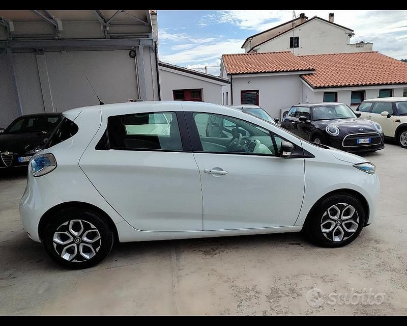 Usata Renault Zoe Life 67 kW (92 CV) 2019 Bianco pastello Utilitaria