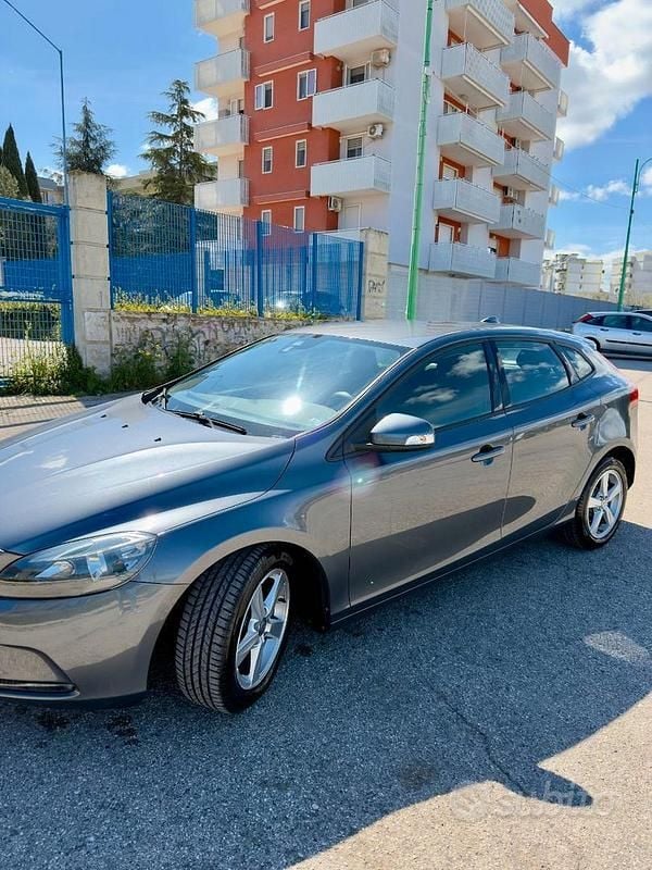 Usata Volvo V40 Kinetic 115 CV (84 kW) 2014 Grigio Berlina