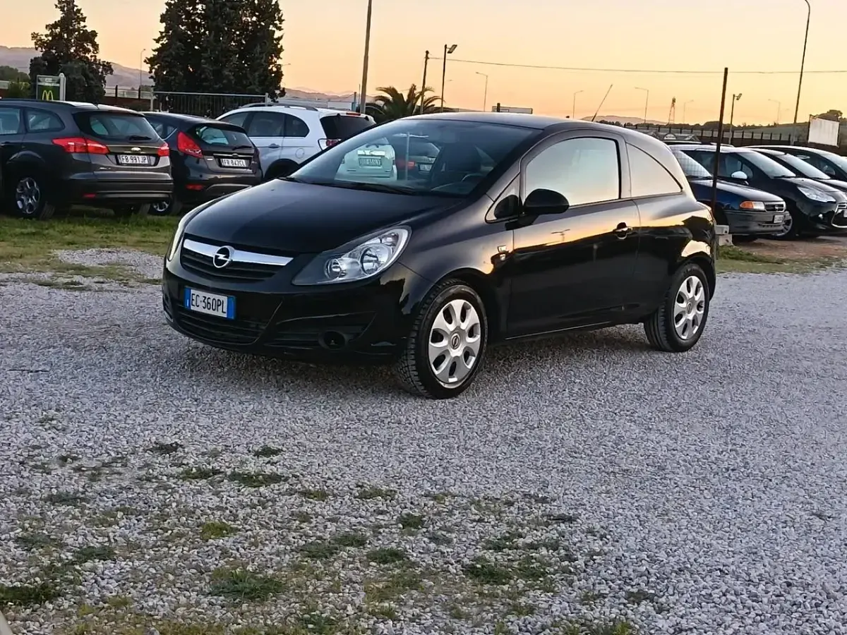 Usata Opel Corsa Edition 95 CV (69 kW) 2010 Nero Utilitaria