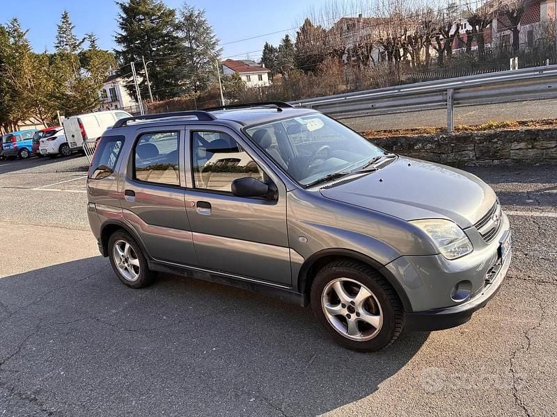 Usado Suzuki Ignis 99 CV (72 kW) 2007 Gris Utilitario