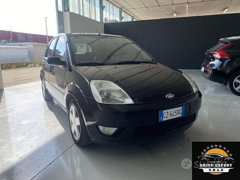 Usata Ford Fiesta Ghia 68 CV (50 kW) 2002 Nero Utilitaria