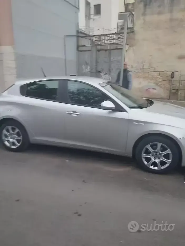 Usata Alfa Romeo Giulietta 109 CV (80 kW) 2011 Grigio Utilitaria