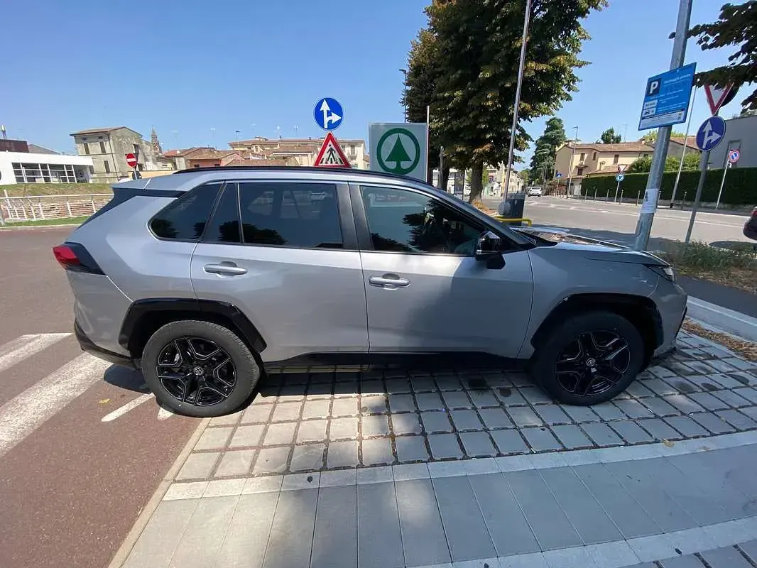 Usata Toyota RAV4 Hybrid Sport 222 CV (163 kW) 2023 Argento SUV