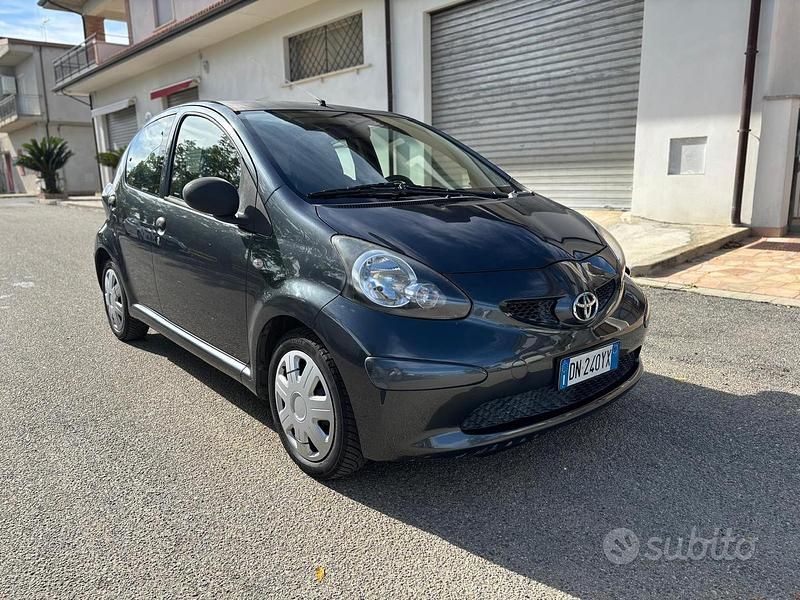 Grigio Usata 2008 Toyota Aygo Due volumi | 3900 € (Buon prezzo) - Immagine 1/4
