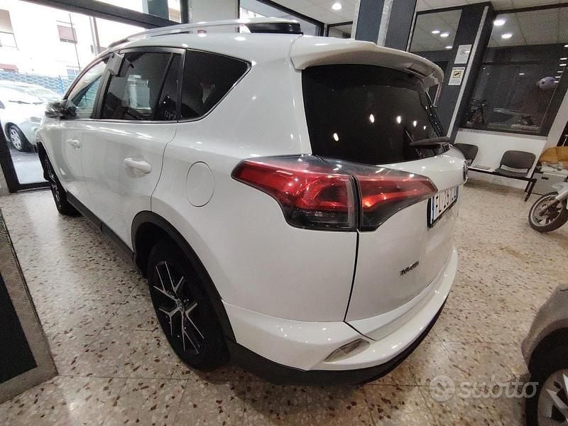Usata Toyota RAV4 Lounge 143 CV (105 kW) 2017 Bianco SUV