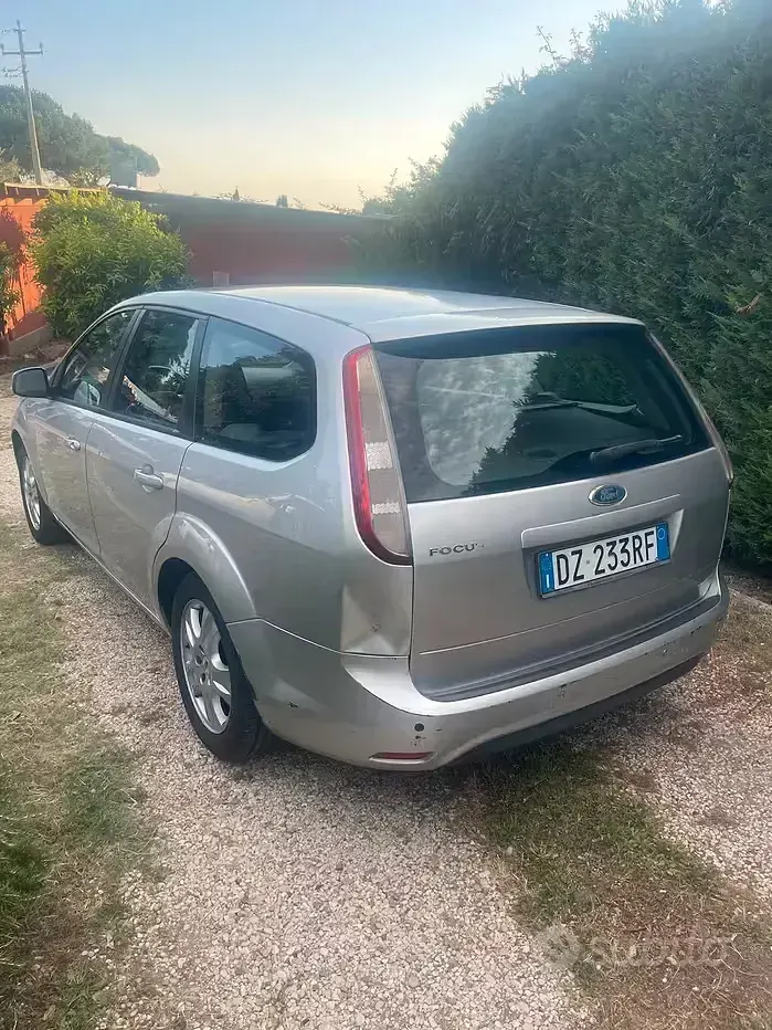 Usata Ford Focus 100 CV (73 kW) 2010 Grigio Station wagon