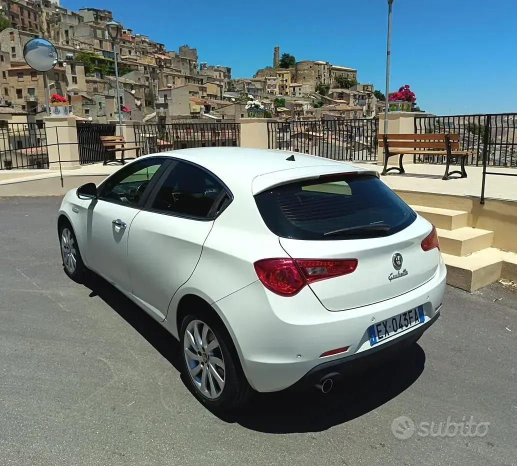 Usata Alfa Romeo Giulietta Distinctive 105 CV (77 kW) 2014 Bianco Utilitaria