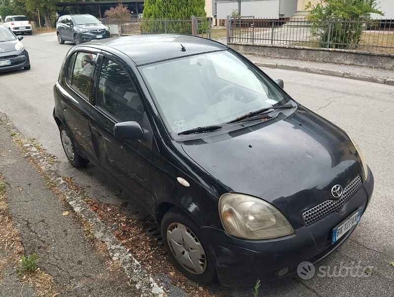 Usata 2001 Toyota Yaris Due volumi | 1000 € (Buon prezzo) - Immagine 1/4