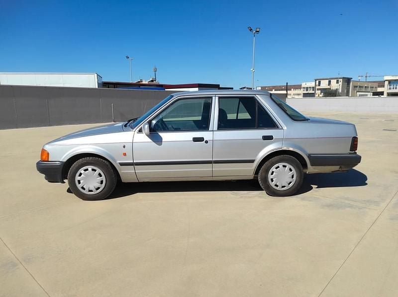 Usata Ford Orion 73 CV (53 kW) 1988 Argento Berlina