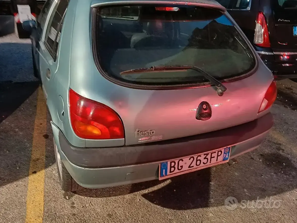 Usata Ford Fiesta 49 CV (36 kW) 1999 Verde Utilitaria