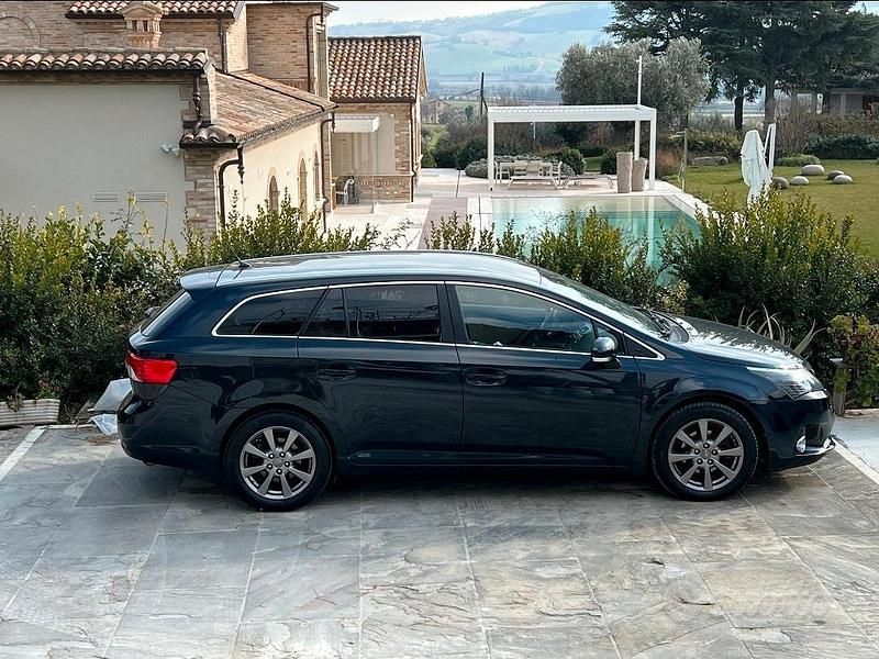 Usata Toyota Avensis Lounge 124 CV (91 kW) 2012 Nero Station wagon