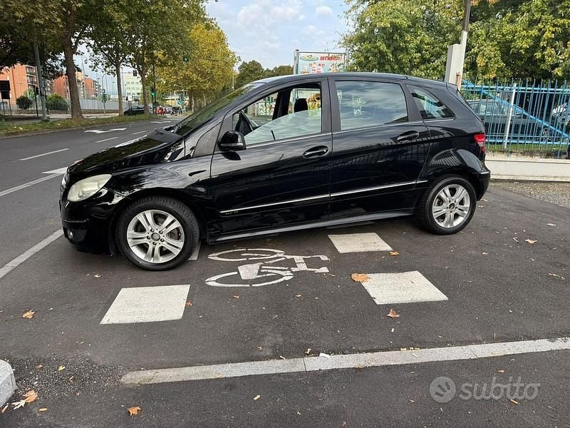 Usata Mercedes B200 140 CV (102 kW) 2010 Nero Monovolume