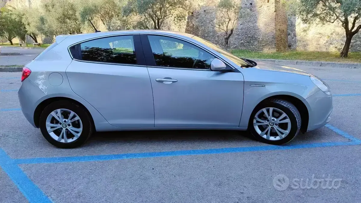 Usata Alfa Romeo Giulietta Distinctive 105 CV (77 kW) 2011 Grigio Utilitaria
