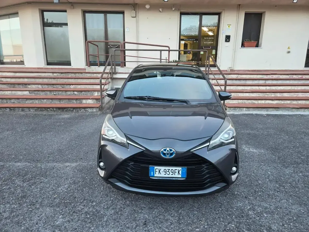 Usata Toyota Yaris Edition 101 CV (74 kW) 2017 Grigio Utilitaria