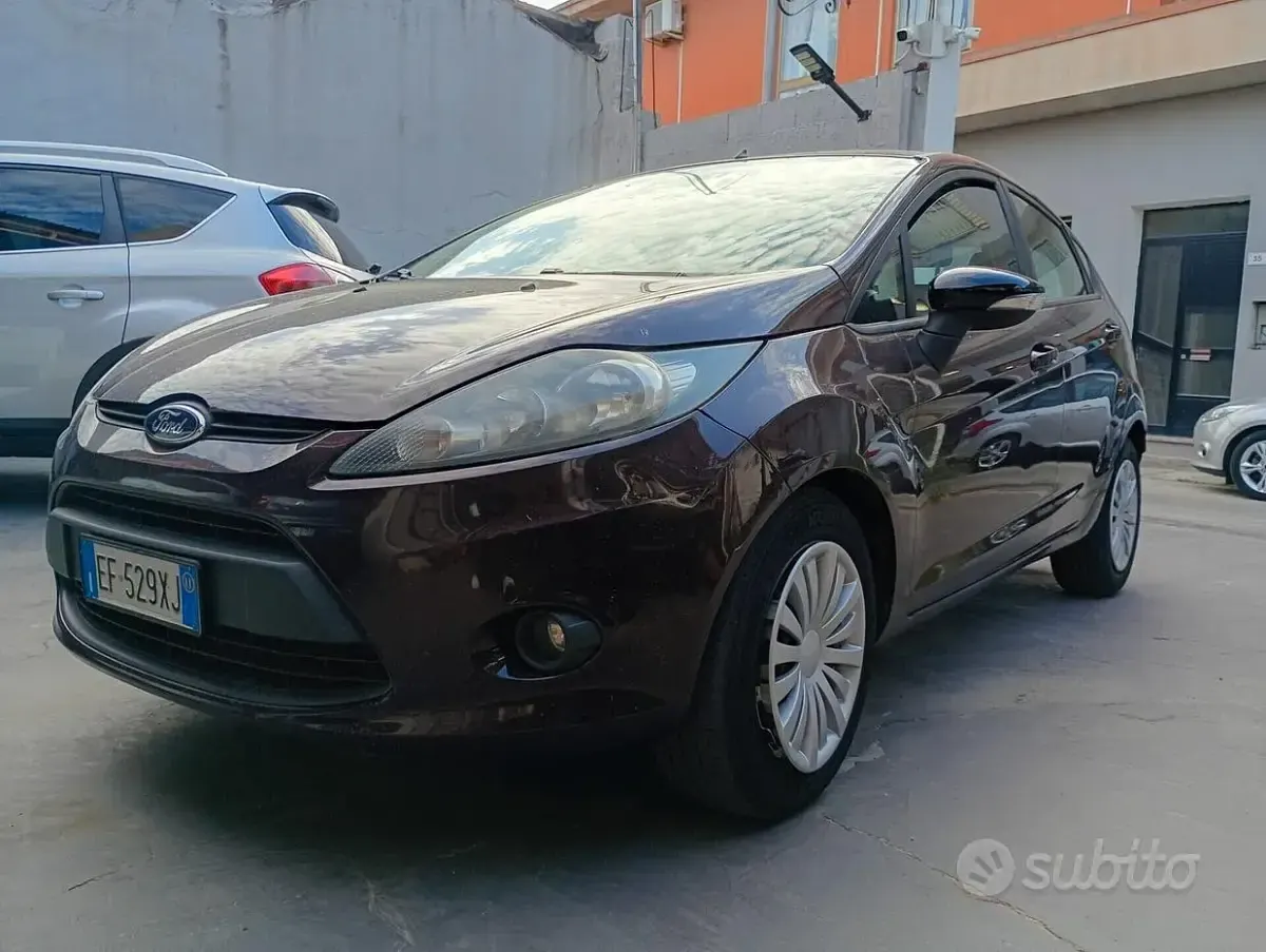 Usata Ford Fiesta Titanium 68 CV (50 kW) 2011 Marrone Berlina