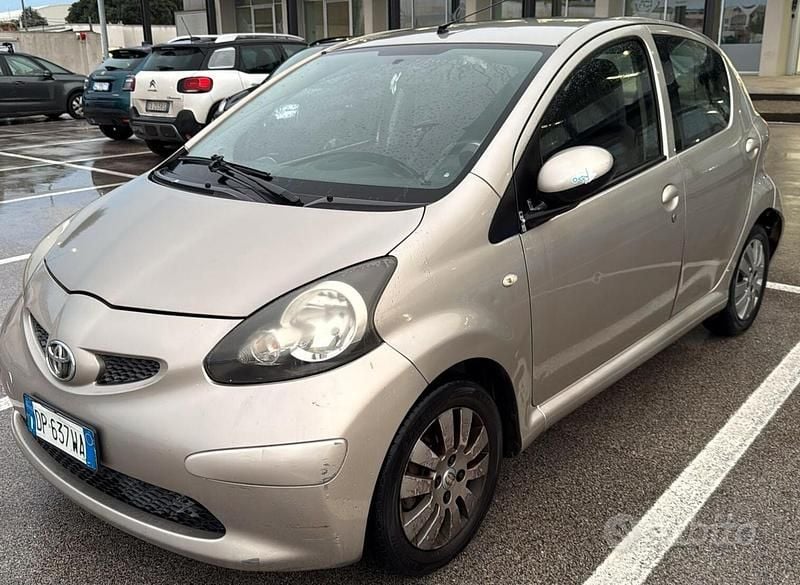 Usata Toyota Aygo 67 CV (49 kW) 2008 Marrone Utilitaria