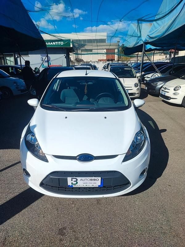 Usata Ford Fiesta Titanium 96 CV (70 kW) 2012 Bianco Utilitaria