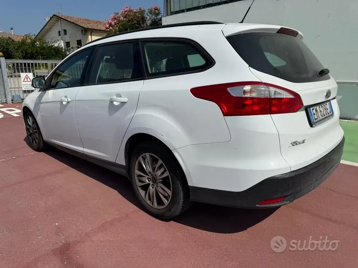 Usata Ford Focus 115 CV (84 kW) 2012 Bianco Station wagon