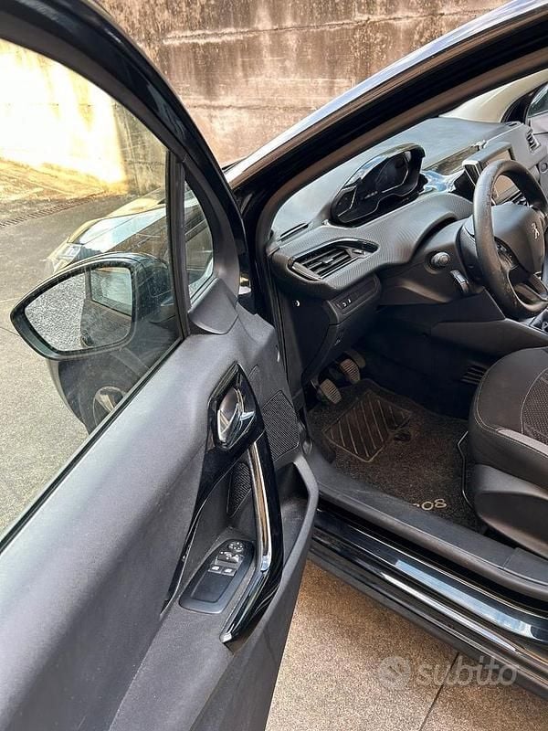 Usata Peugeot 208 68 CV (50 kW) 2014 Nero Utilitaria