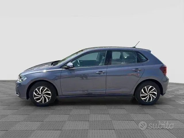 Usata VW Polo Life 95 CV (69 kW) 2023 Grigio Utilitaria