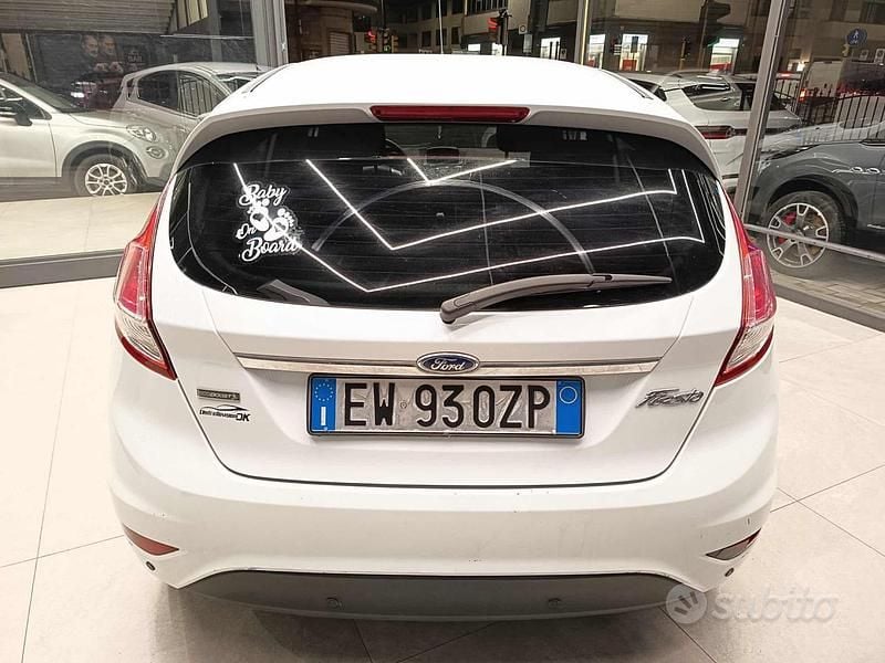 Usata Ford Fiesta 80 CV (58 kW) 2015 Bianco Berlina