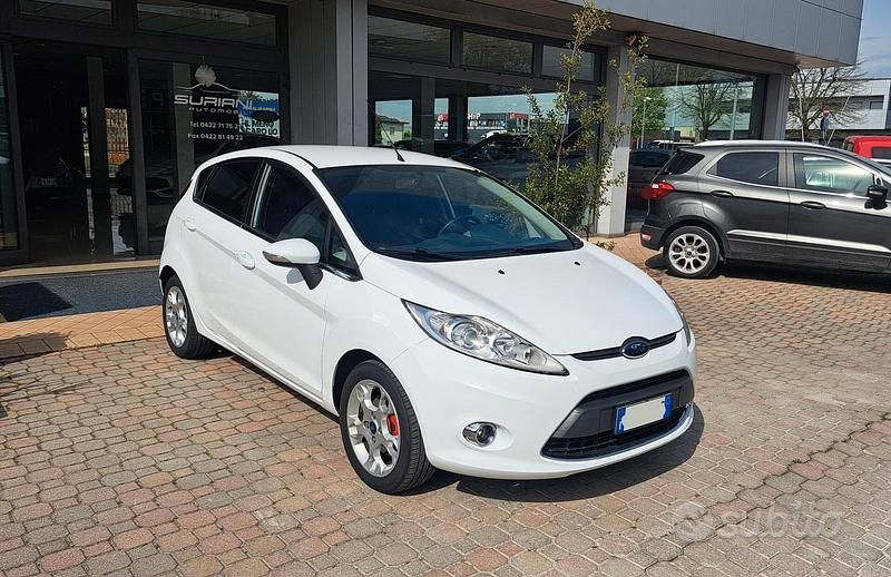 Usata Ford Fiesta Titanium 71 CV (52 kW) 2012 Bianco Utilitaria