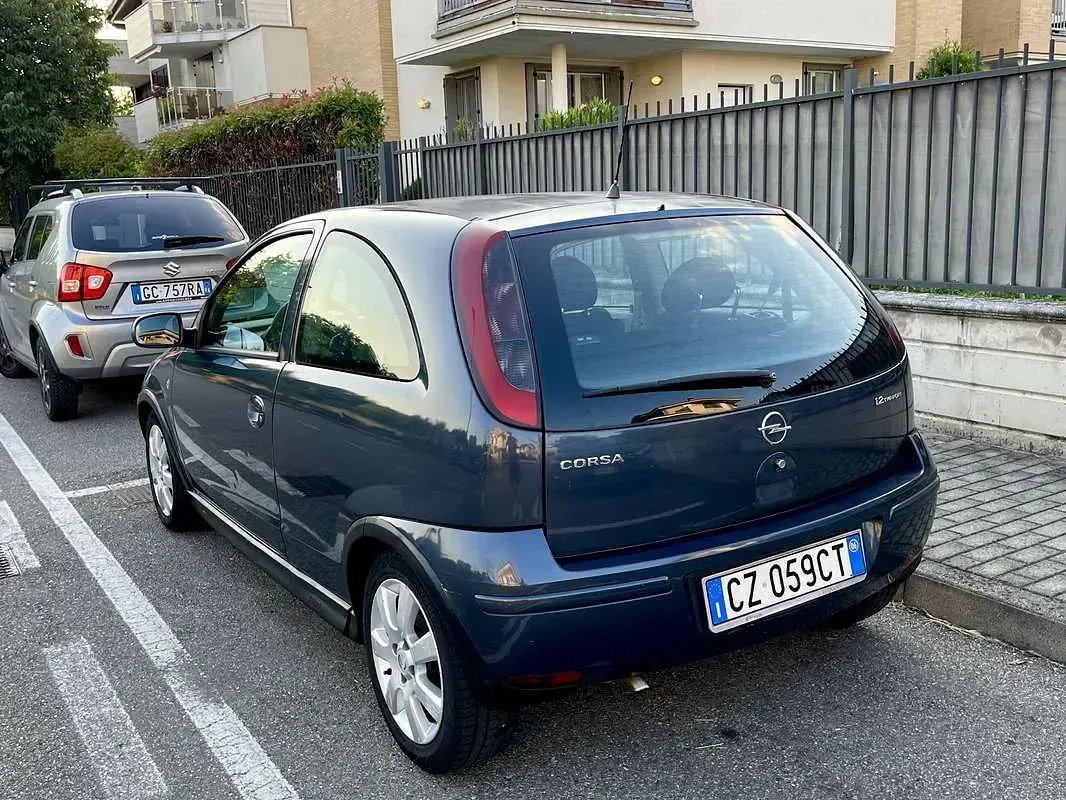 Usata Opel Corsa Edition 80 CV (58 kW) 2006 Bluazzurro Utilitaria