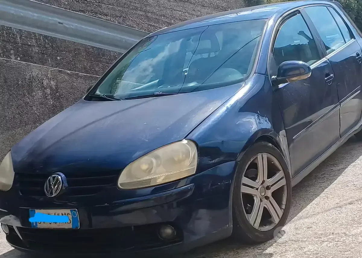 Usata VW Golf IV 105 CV (77 kW) 2005 Blu Berlina